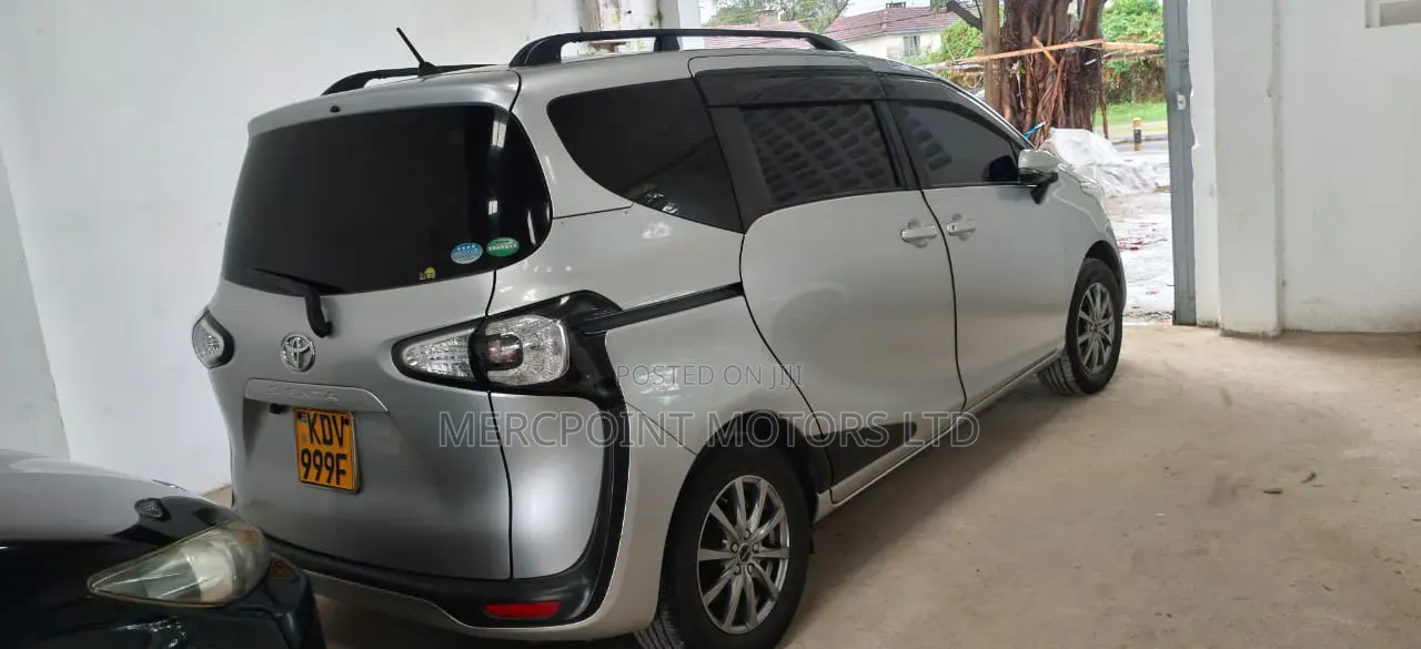 Toyota Sienta 2018 Silver