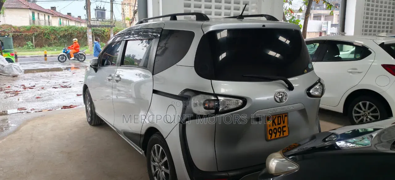 Toyota Sienta 2018 Silver