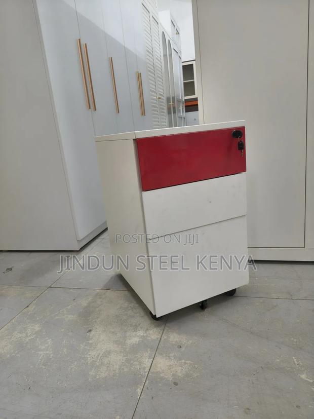 Modern 3-Drawer Mobile Bedside Cabinet With Lock - thumbnail 3