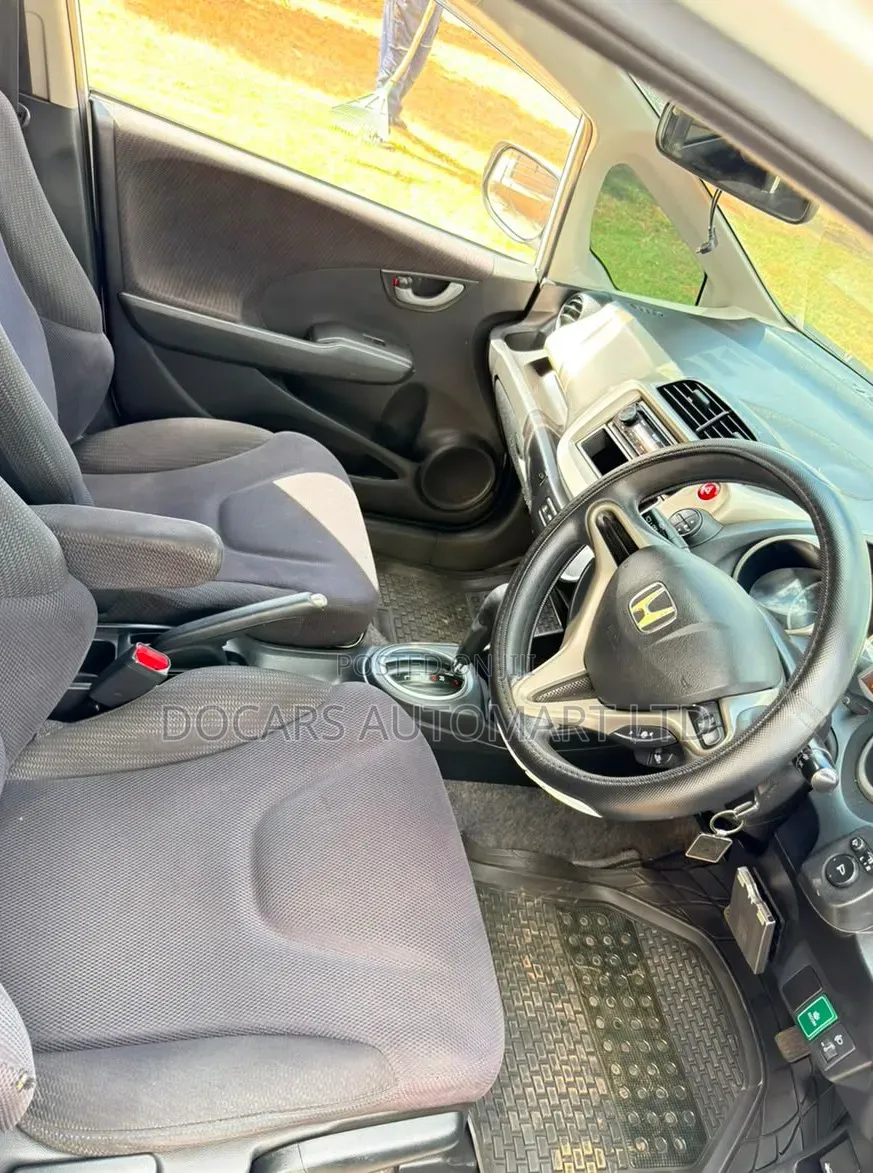 Toyota Vitz 2013 White