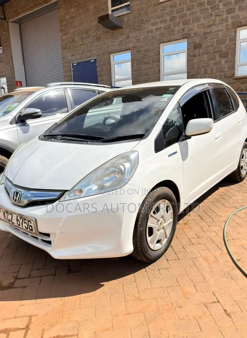 Toyota Vitz 2013 White