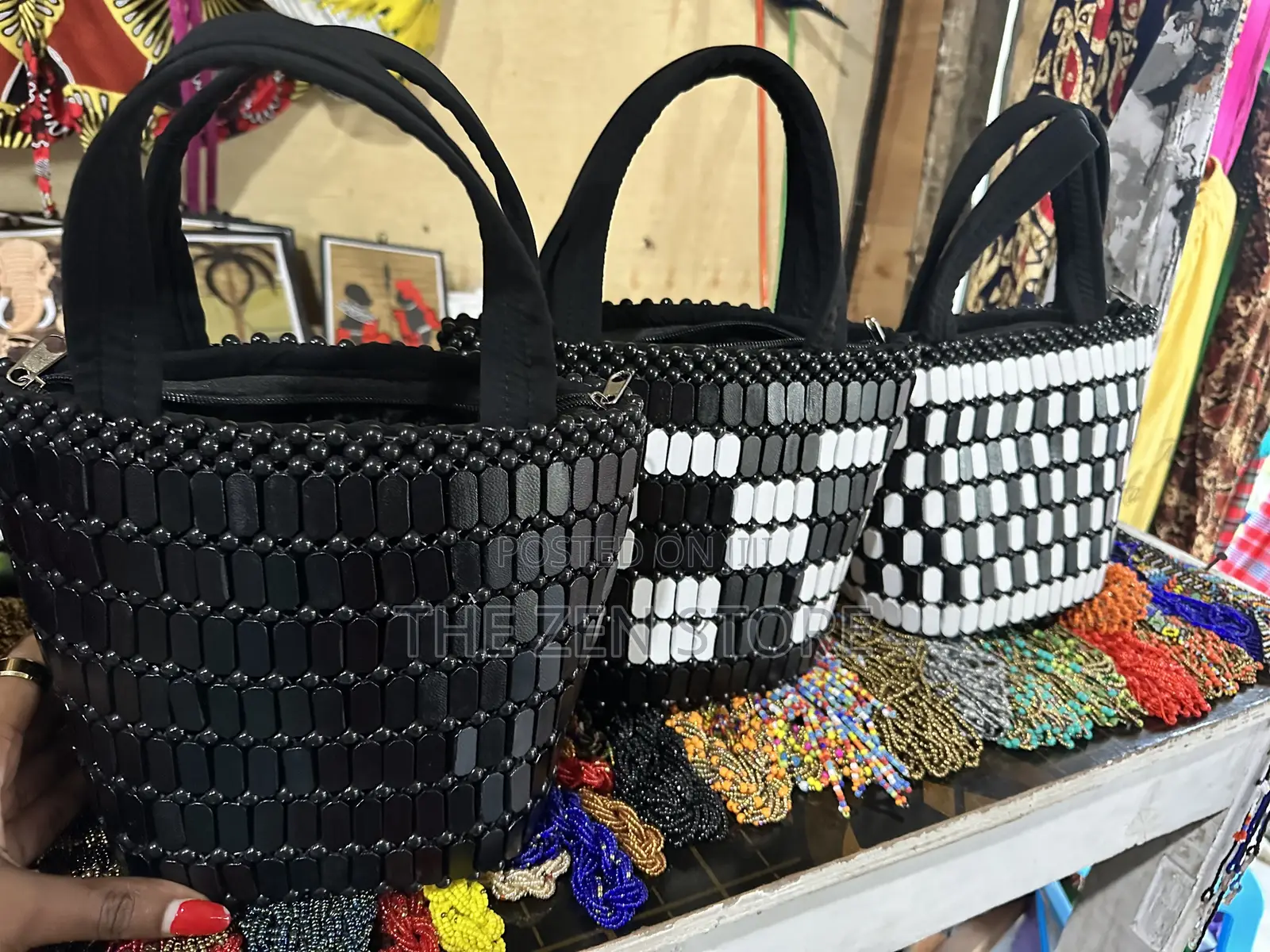 Handbag . Black and White Handbag With Beads