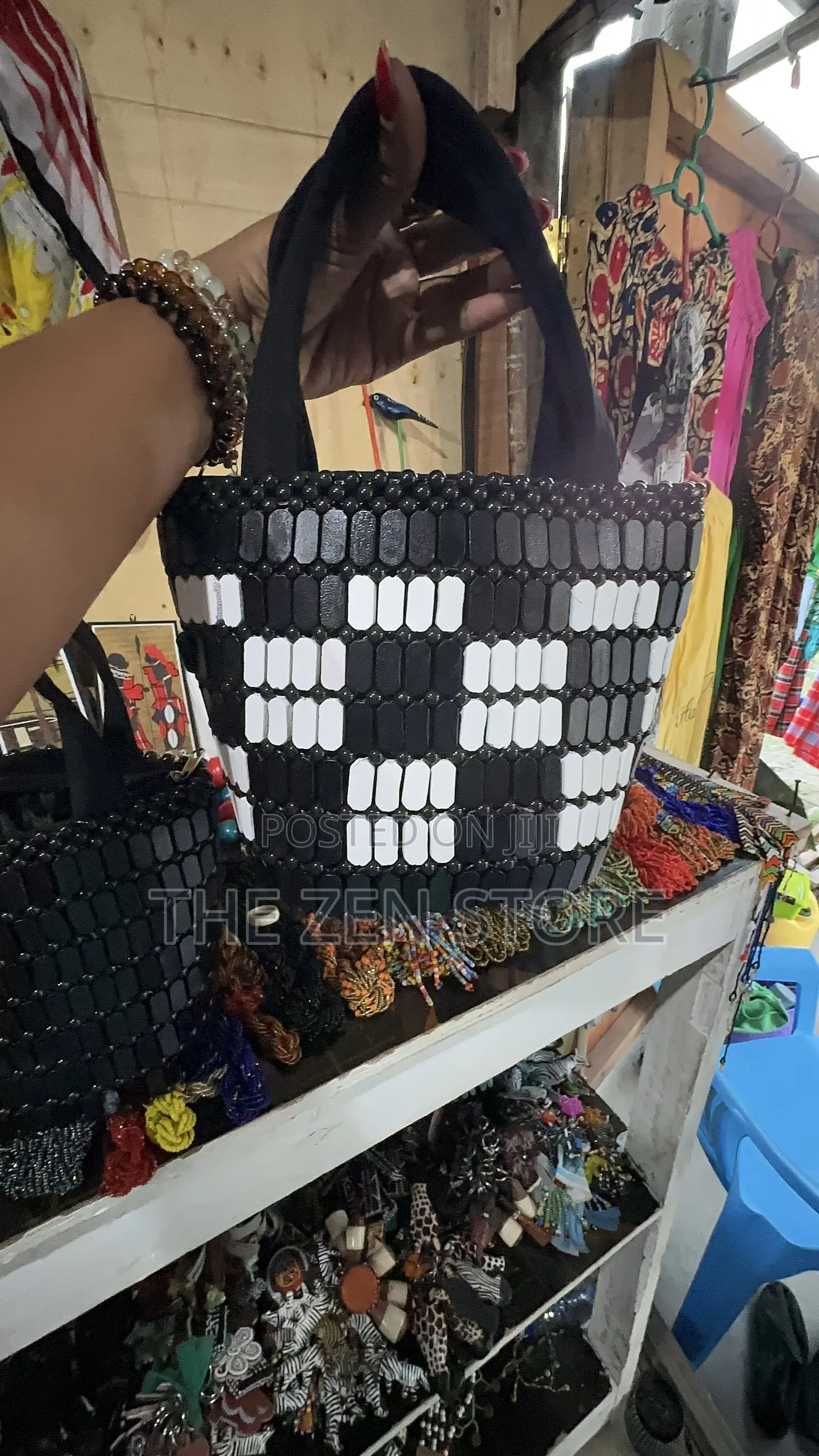 Handbag . Black and White Handbag With Beads