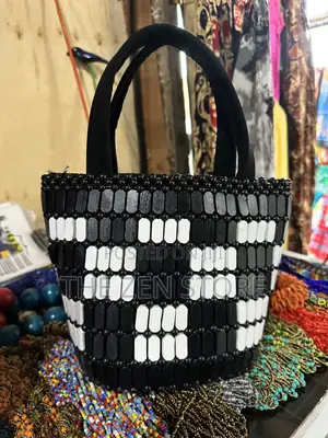 Handbag . Black and White Handbag With Beads