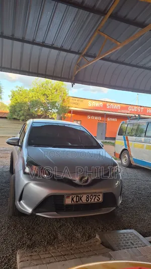 Toyota Vitz 2015 Silver