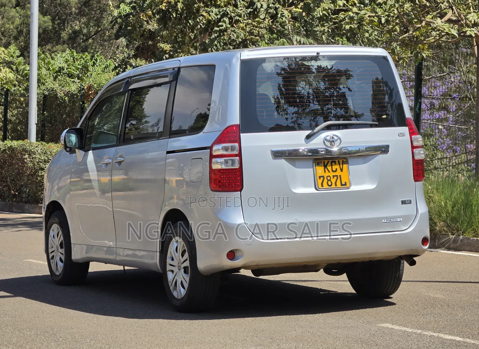 Toyota Noah 2012 Silver