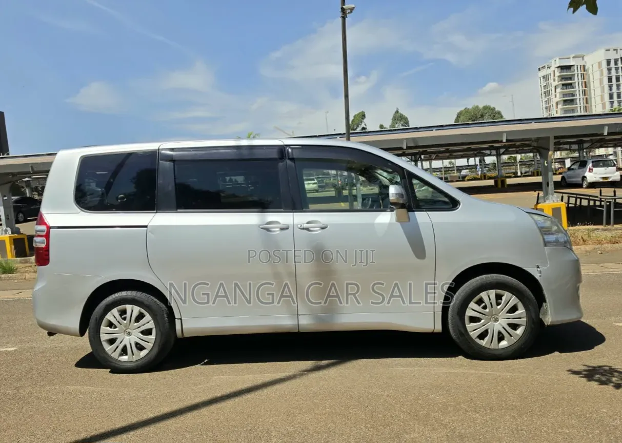 Toyota Noah 2012 Silver