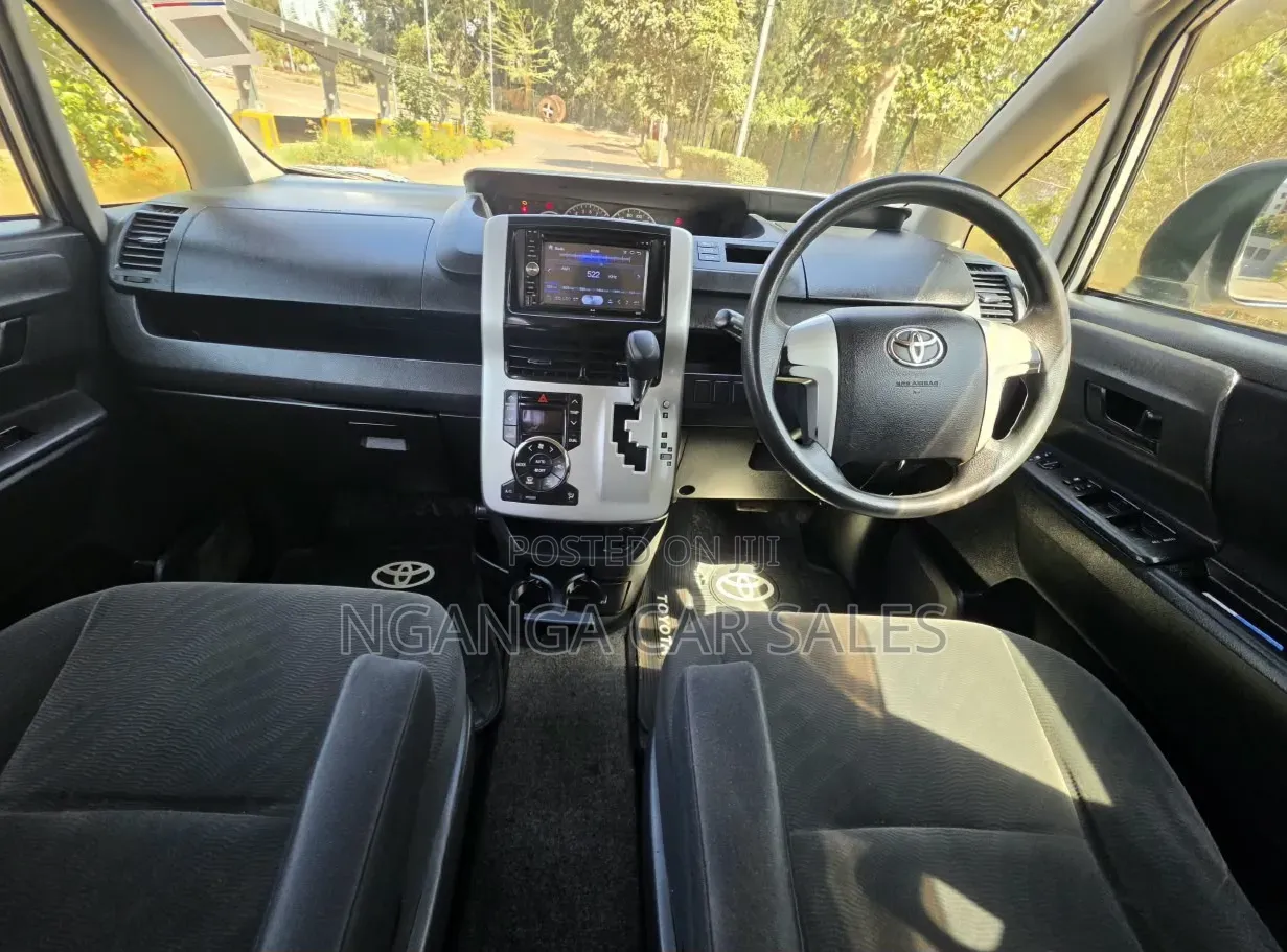 Toyota Noah 2012 Silver