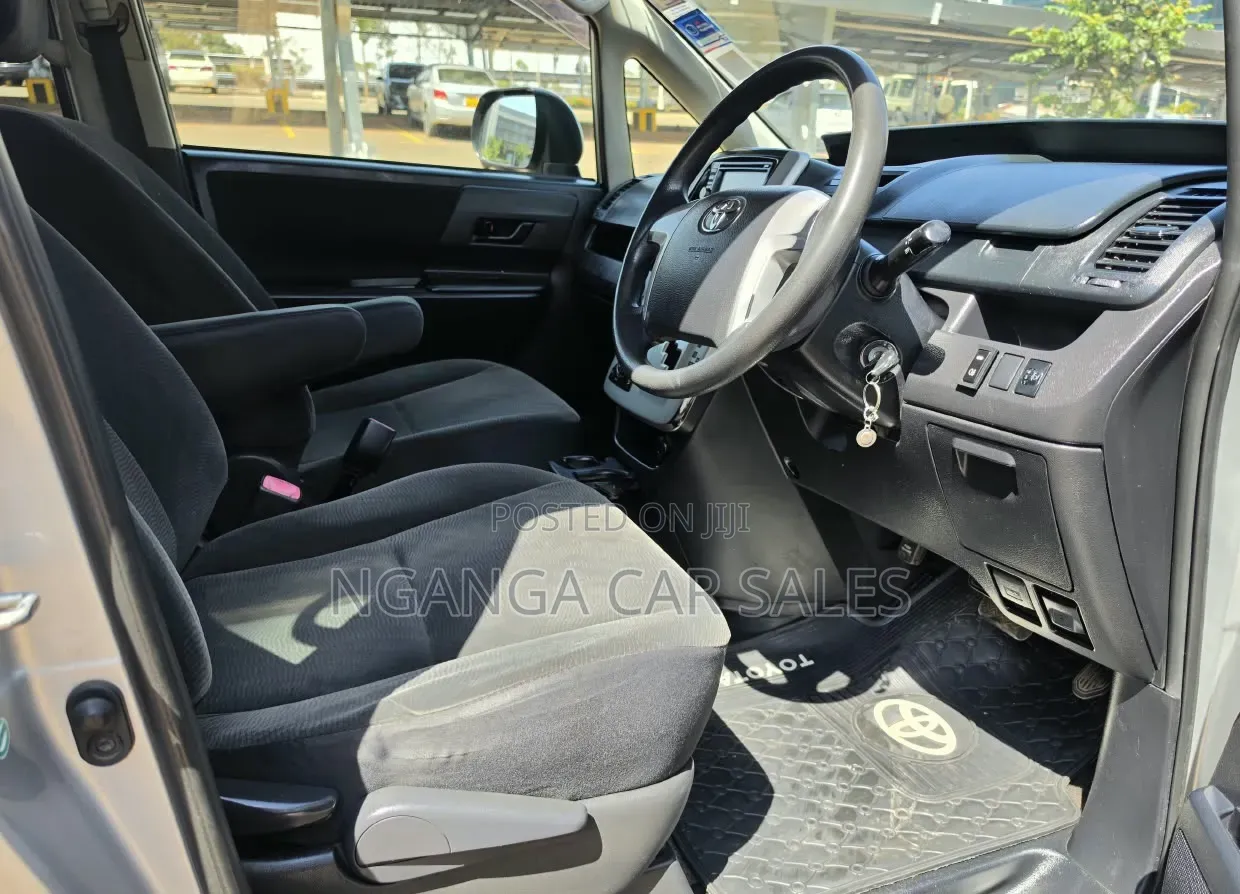 Toyota Noah 2012 Silver
