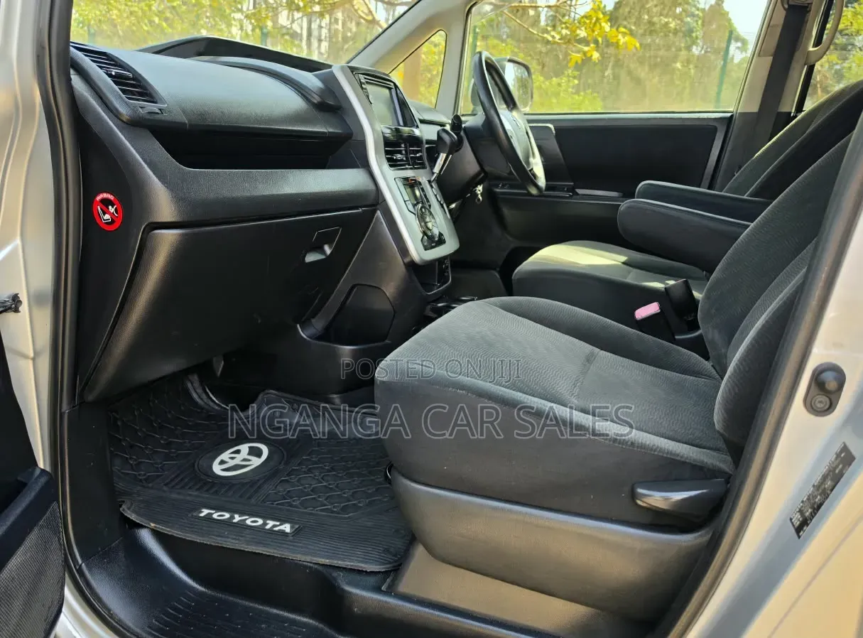 Toyota Noah 2012 Silver