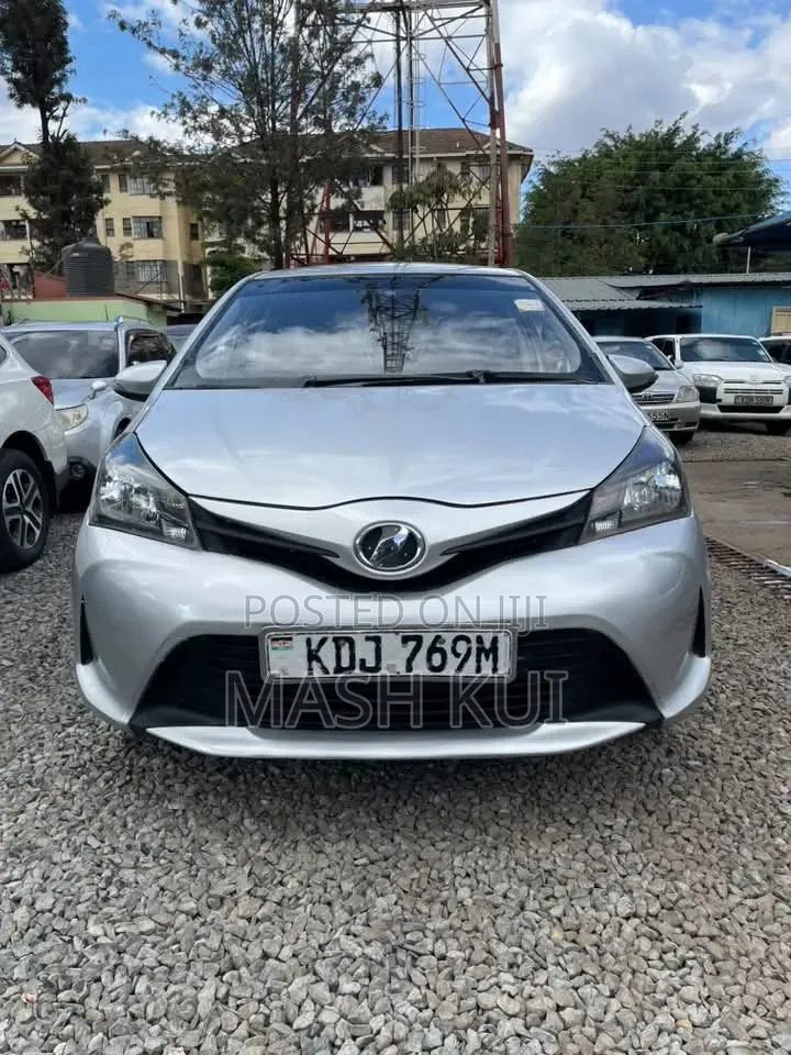 Toyota Vitz 2015 Silver
