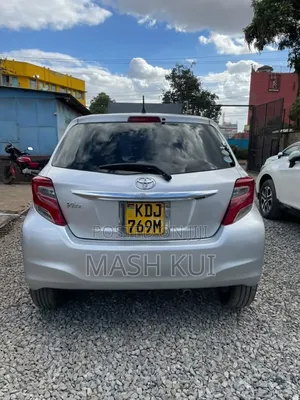 Toyota Vitz 2015 Silver