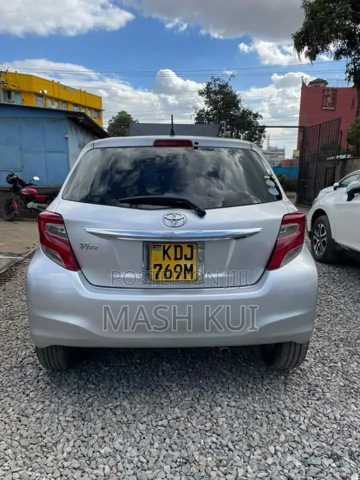 Toyota Vitz 2015 Silver