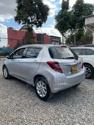 Toyota Vitz 2015 Silver