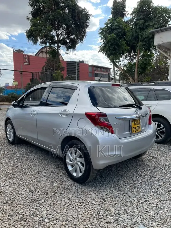Toyota Vitz 2015 Silver