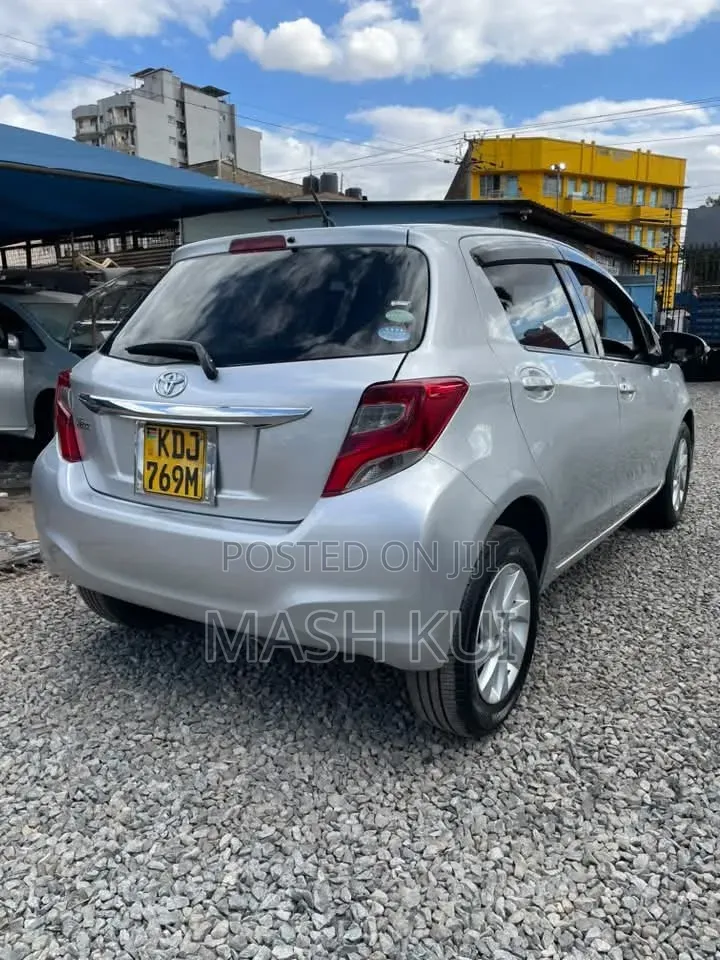 Toyota Vitz 2015 Silver