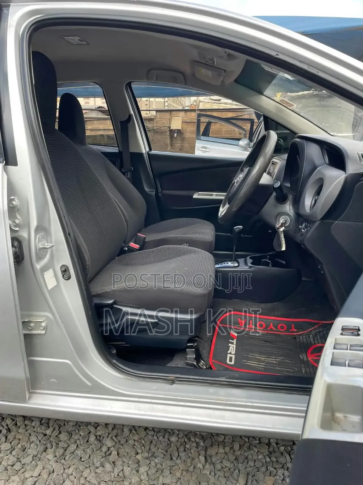 Toyota Vitz 2015 Silver