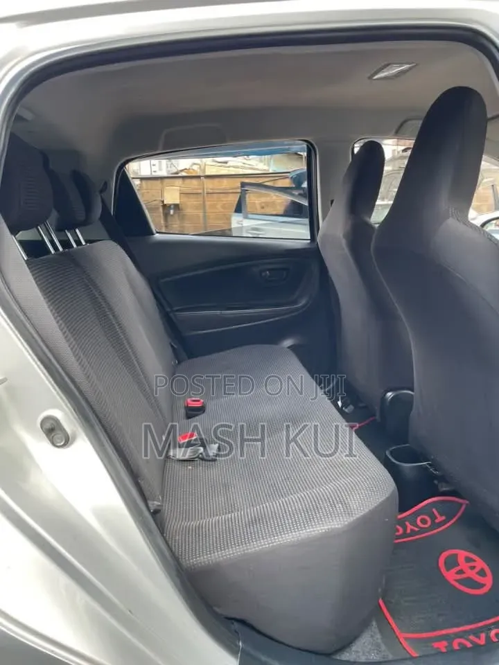 Toyota Vitz 2015 Silver