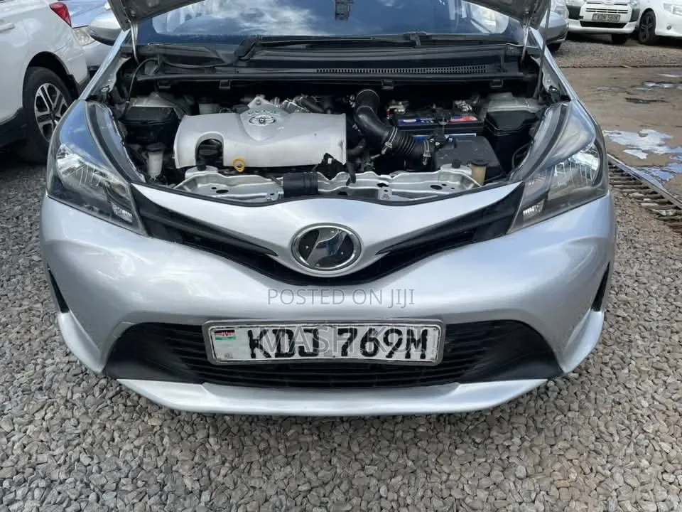 Toyota Vitz 2015 Silver
