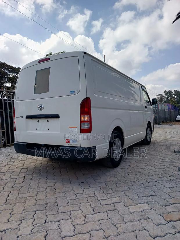 Toyota HiAce 2019 White