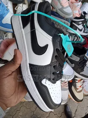 SB DUNK NIKE SNEAKERS ( Black & White)
