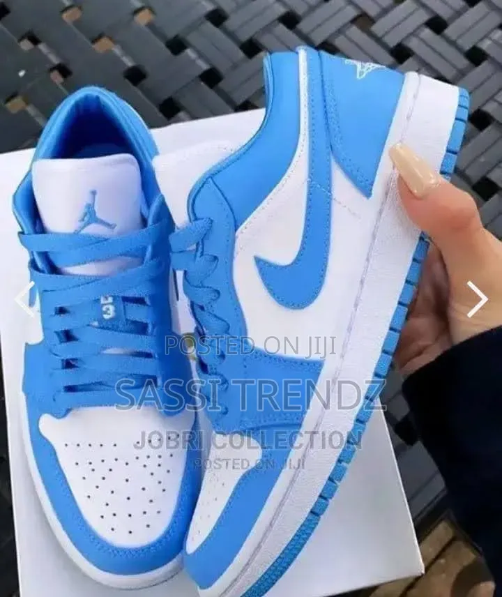 SB DUNK NIKE SNEAKERS ( Black & White)