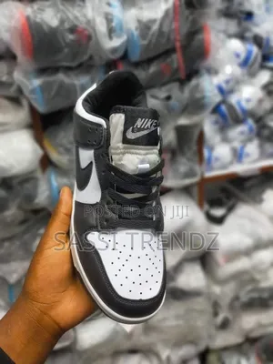 SB DUNK NIKE SNEAKERS ( Black & White)