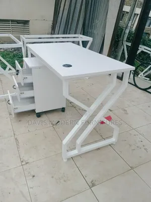 White Z-Shape Leg Table With Chairs
