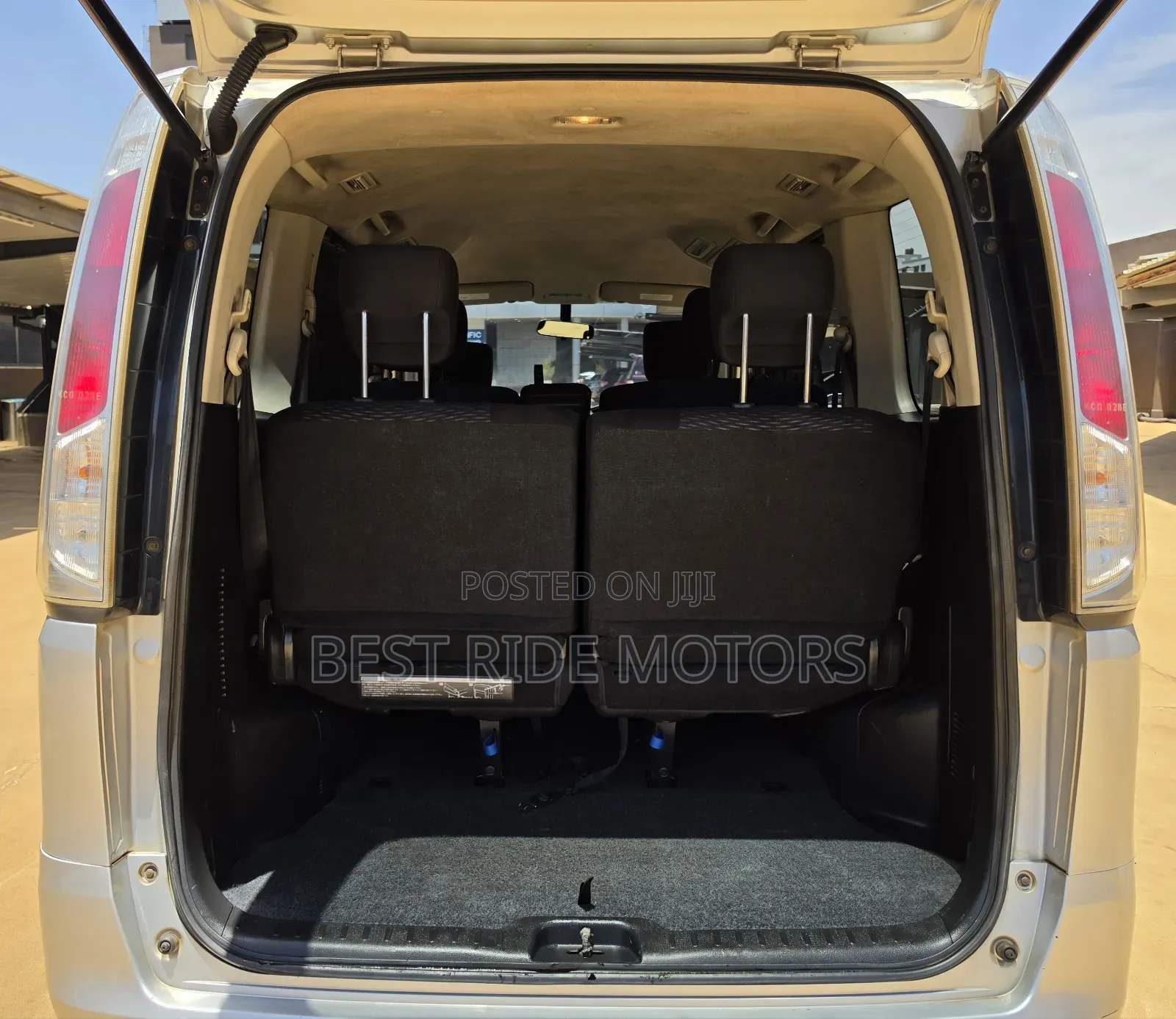 Nissan Serena 2011 Silver