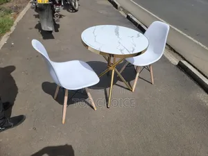 Outdoor Furniture: Round Table and Chairs