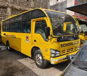 Isuzu NQR 2017 Yellow