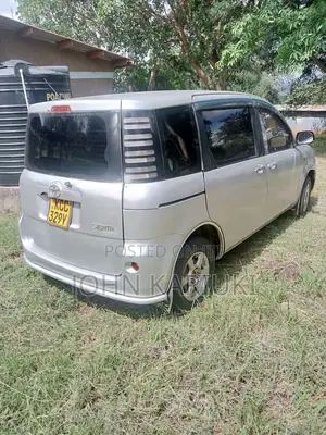 Toyota Sienta 2010 Silver
