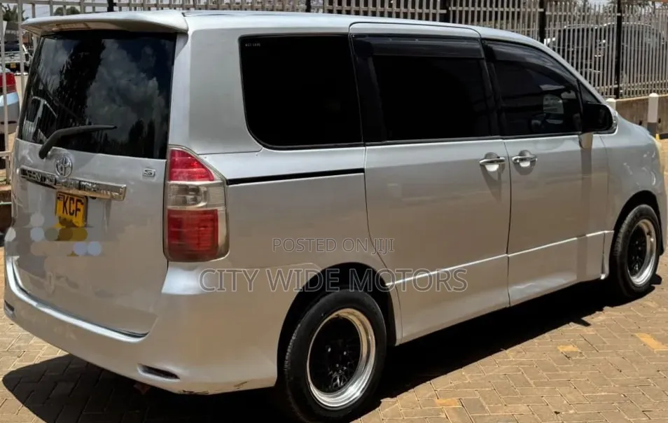 Toyota Noah 2008 Silver