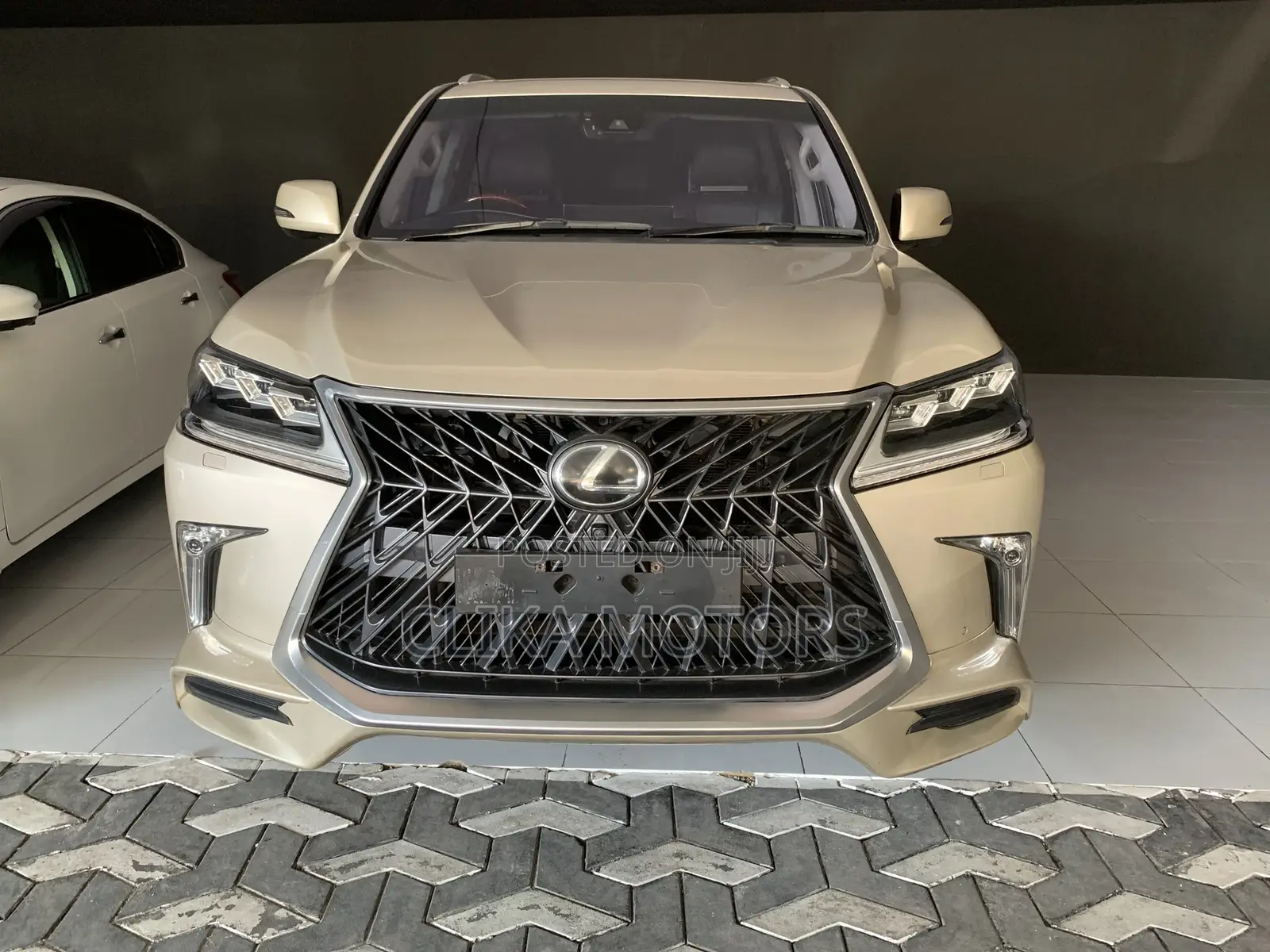 Lexus LX 570 (5 seats) AWD 2019 Ivory