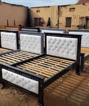Mocket 5 by 6 Black/White Bed