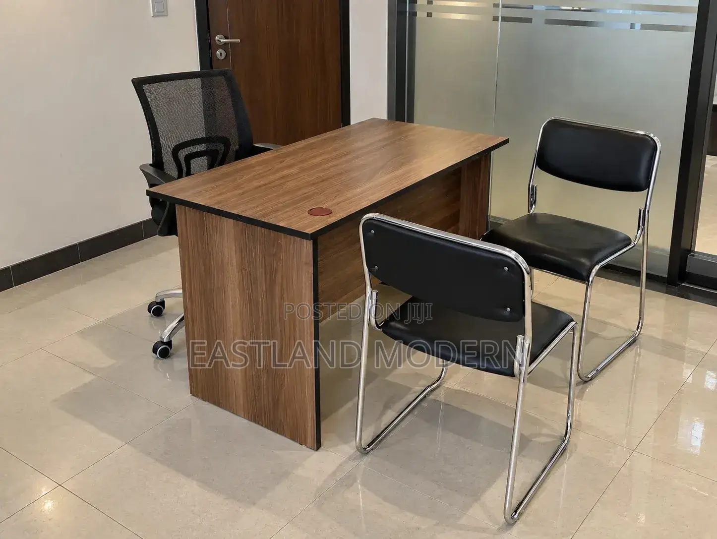Modern Office Desk With Chairs – Executive Workstation