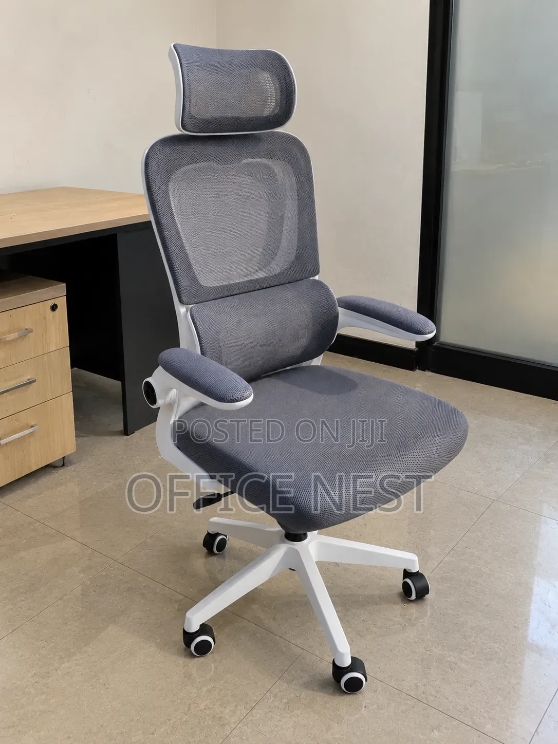 White Ergonomic Office Chair With Headrest – Adjustable Mesh Chair