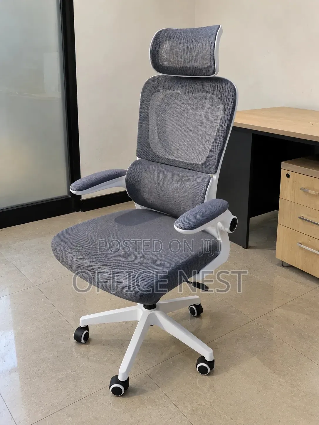 White Ergonomic Office Chair With Headrest – Adjustable Mesh Chair