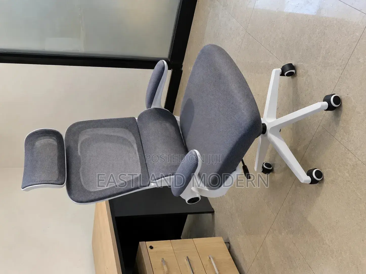 White Ergonomic Office Chair With Headrest – Adjustable Mesh Chair