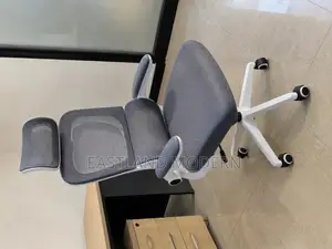 White Ergonomic Office Chair With Headrest – Adjustable Mesh Chair