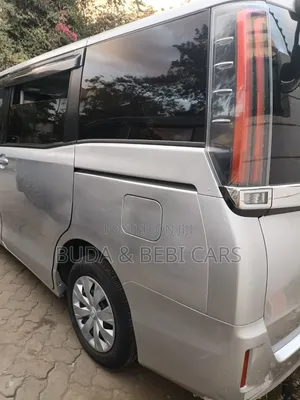 Toyota Noah 2018 Silver