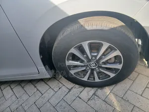 Toyota Esquire 2018 Silver