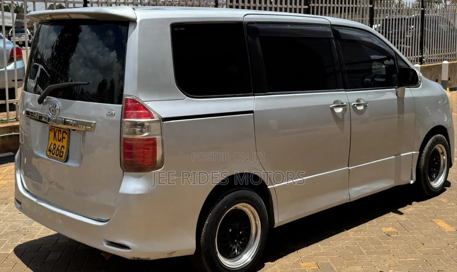 Toyota Noah 2008
