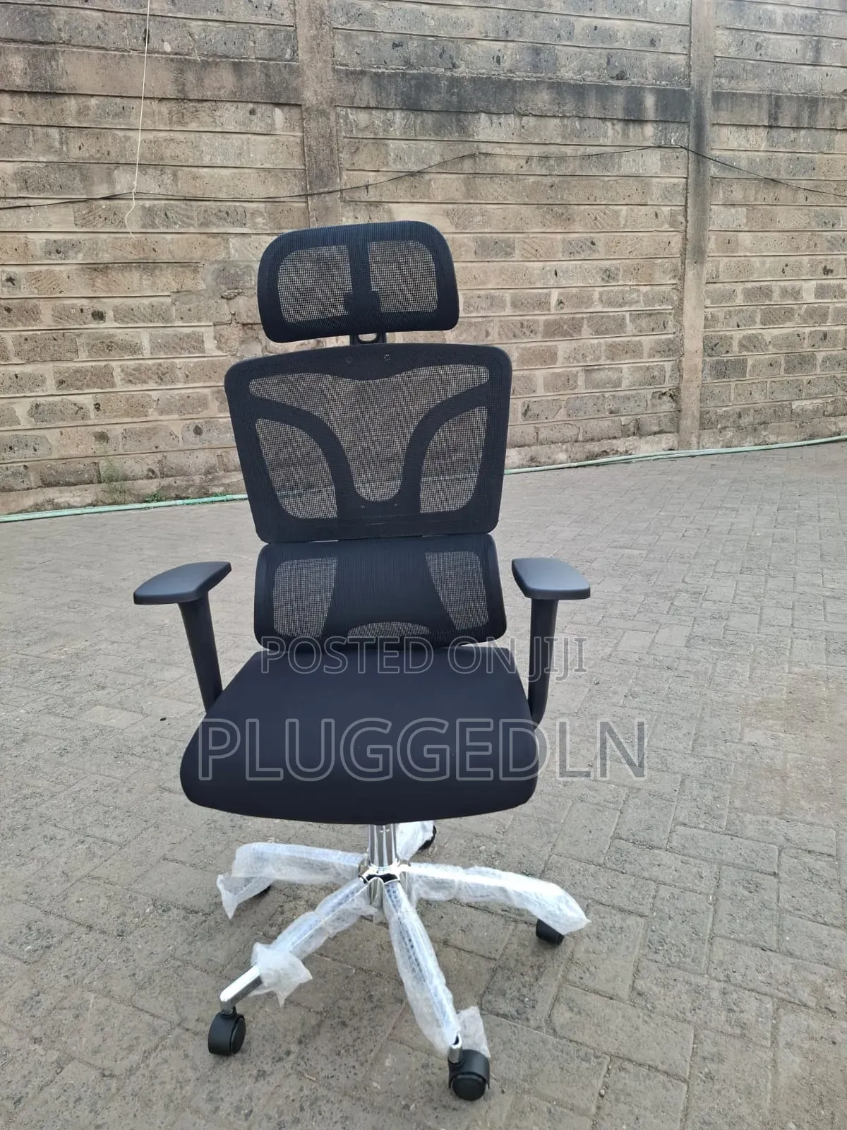 Ergonomic High-Back Mesh Office Chair With Headrest
