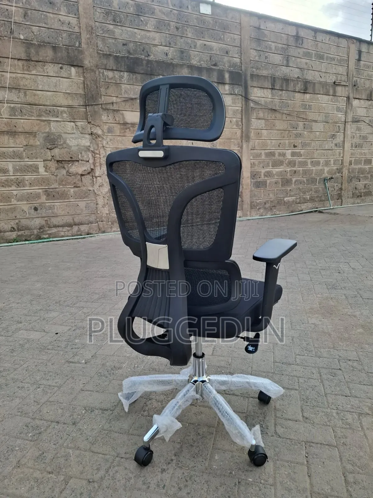 Ergonomic High-Back Mesh Office Chair With Headrest