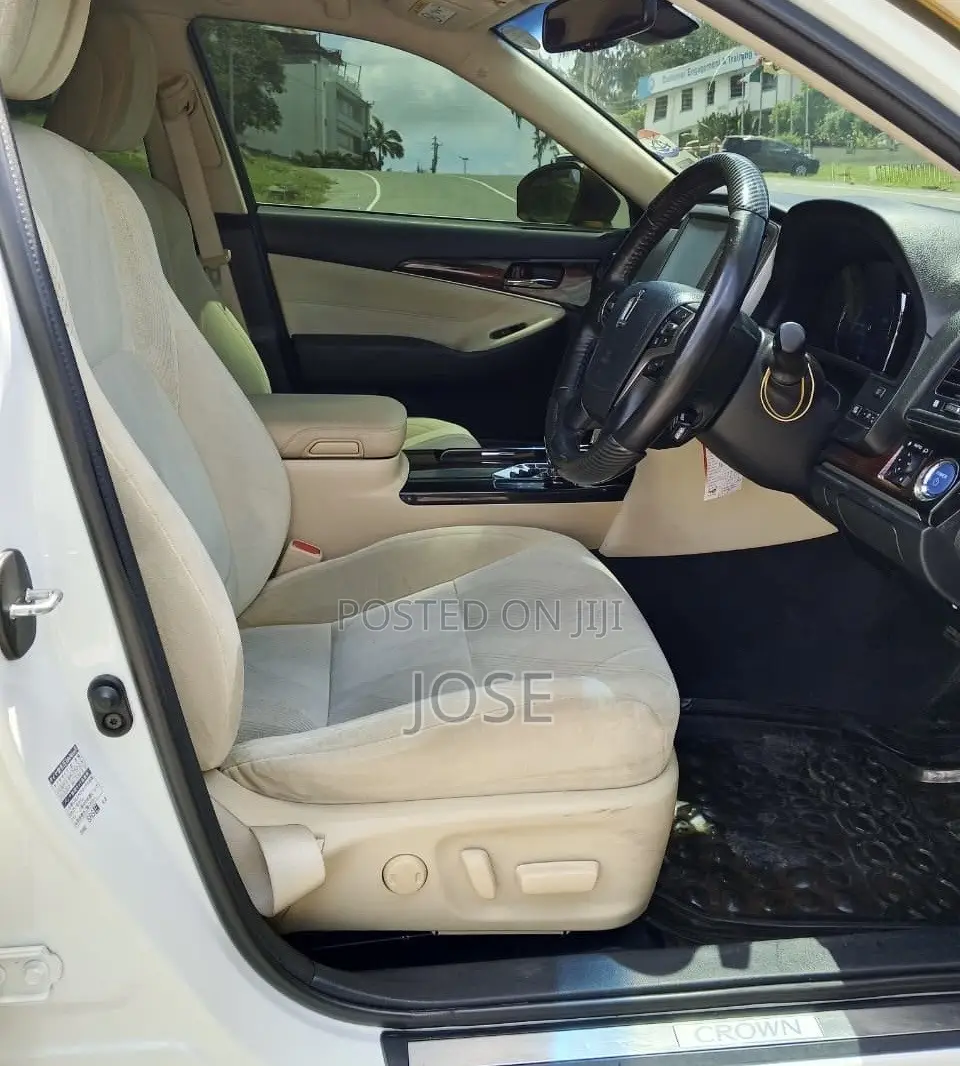 Toyota Crown 2018 White