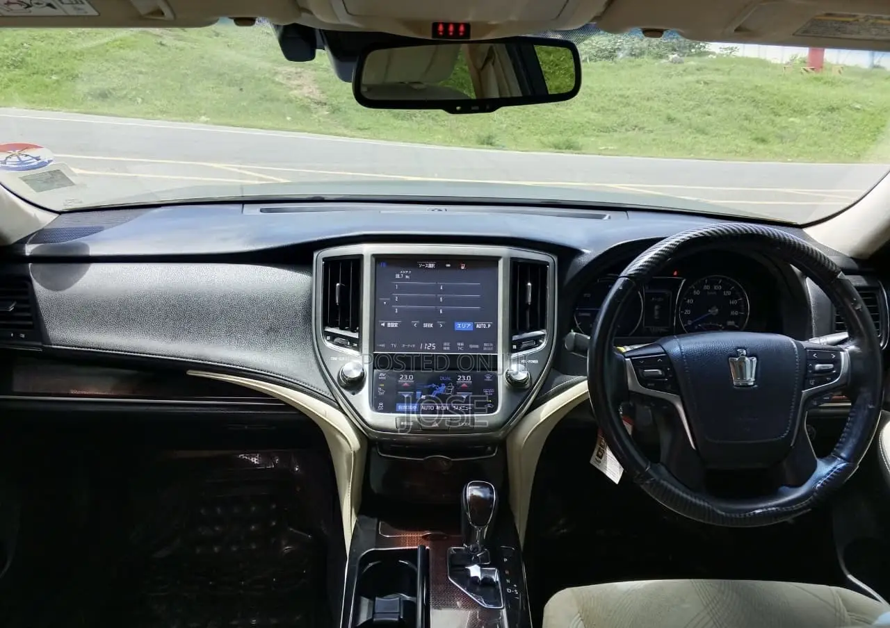 Toyota Crown 2018 White