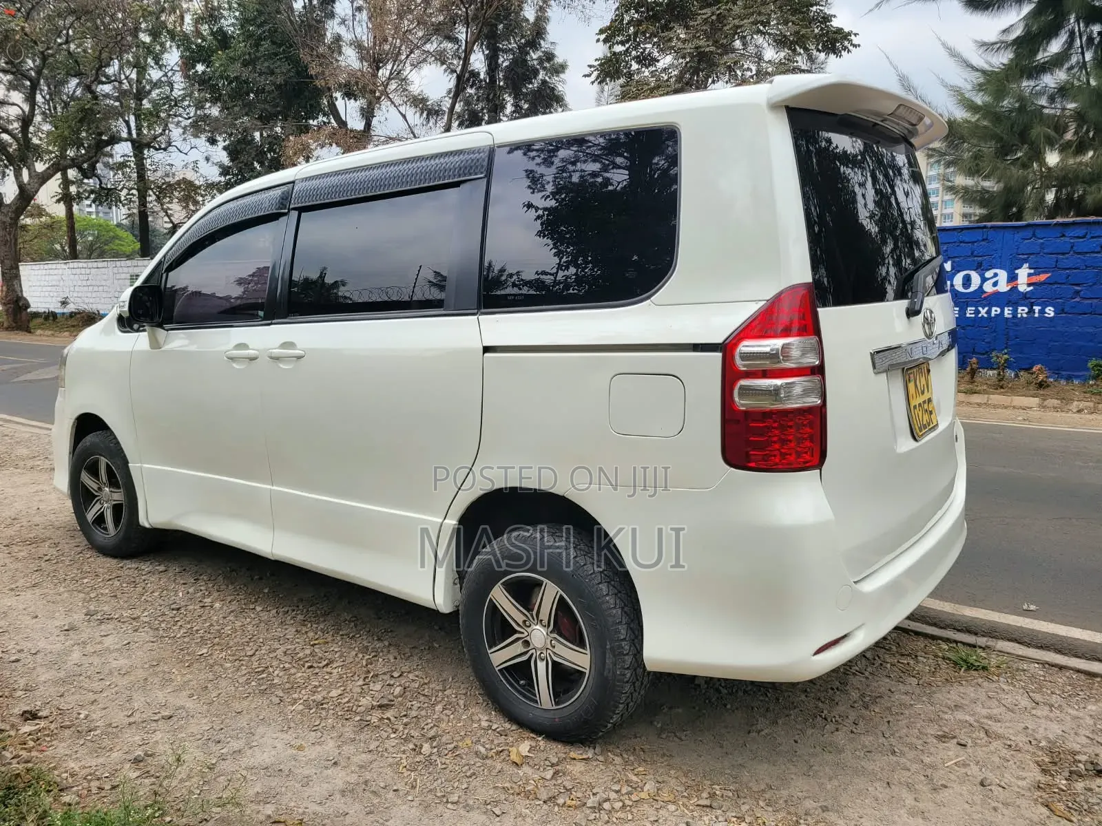 Toyota Noah 2012 White