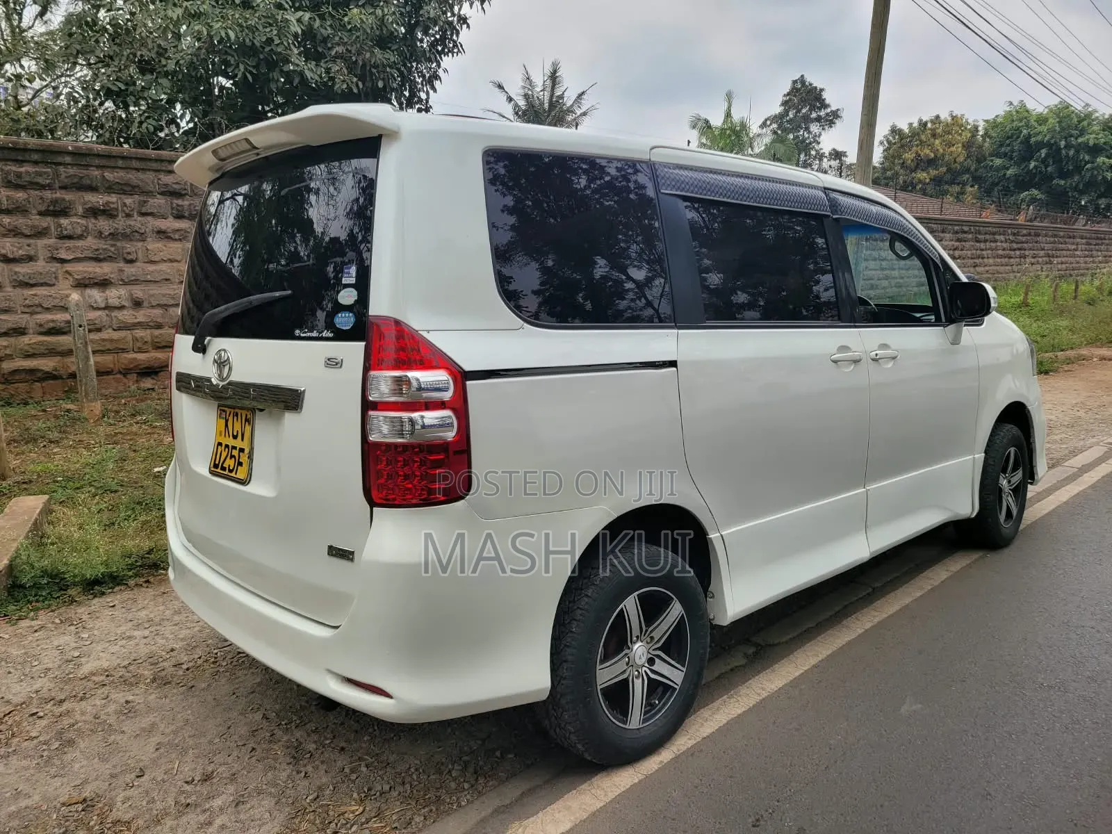 Toyota Noah 2012 White