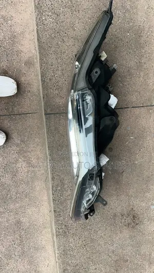 Toyota Harrier Headlight (48-147)